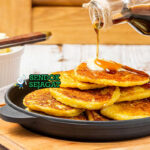 Johnnycake Amerika dengan mentega dan sirup maple
