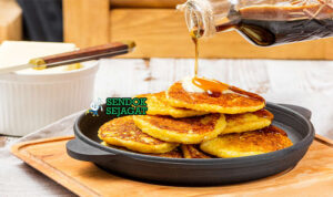 Johnnycake Amerika dengan mentega dan sirup maple