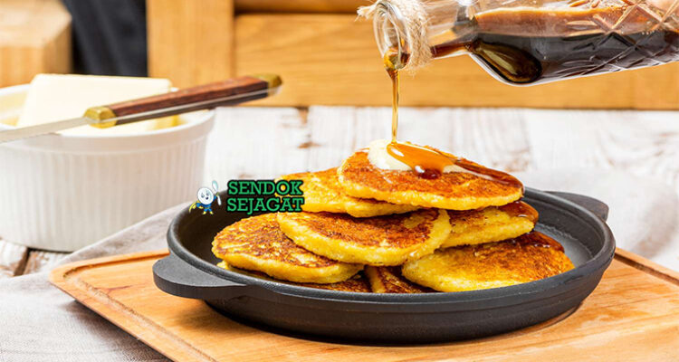 Johnnycake Amerika dengan mentega dan sirup maple