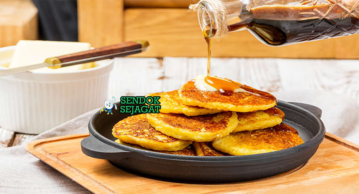 Johnnycake Amerika dengan mentega dan sirup maple