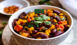 Kenyan Githeri dengan jagung, kacang merah, dan daun ketumbar