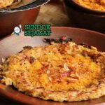 Kerak Telor Betawi renyah dengan serundeng dan bawang goreng