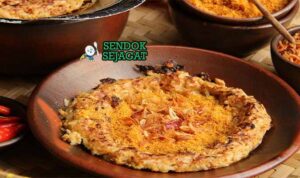 Kerak Telor Betawi renyah dengan serundeng dan bawang goreng