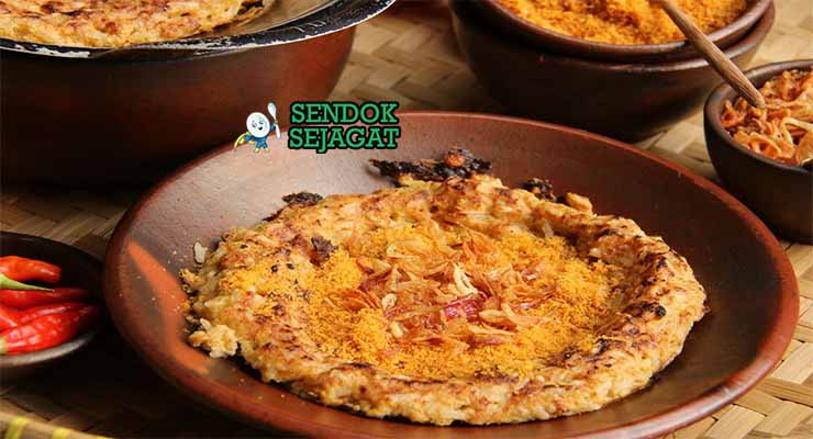 Kerak Telor Betawi renyah dengan serundeng dan bawang goreng