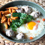 Khao Tom Thailand dengan kuah bening, daging babi, dan daun bawang