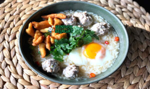 Khao Tom Thailand dengan kuah bening, daging babi, dan daun bawang