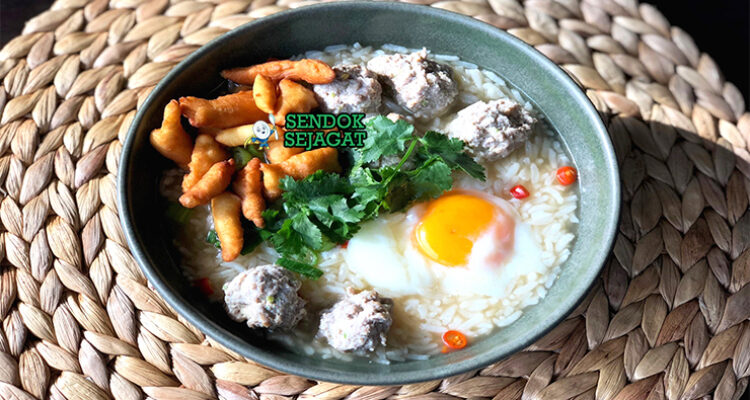 Khao Tom Thailand dengan kuah bening, daging babi, dan daun bawang