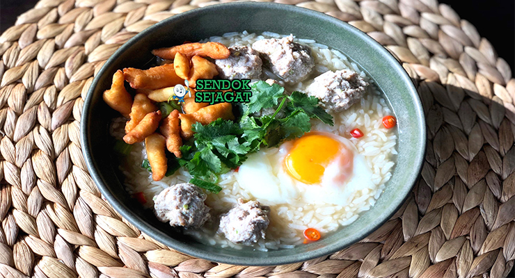 Khao Tom Thailand dengan kuah bening, daging babi, dan daun bawang