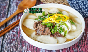 Korean Tteokguk dengan tteok, daging sapi, dan telur dadar