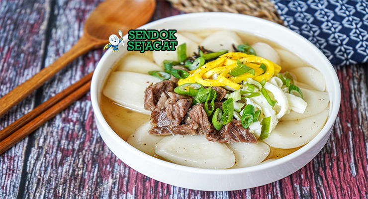 Korean Tteokguk dengan tteok, daging sapi, dan telur dadar