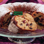 Kugelhopf Eropa dengan gula bubuk dan almond