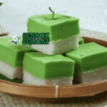 Malaysian Kuih Seri Muka dengan lapisan ketan dan custard pandan