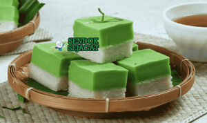 Malaysian Kuih Seri Muka dengan lapisan ketan dan custard pandan