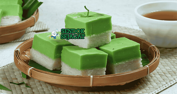 Malaysian Kuih Seri Muka dengan lapisan ketan dan custard pandan