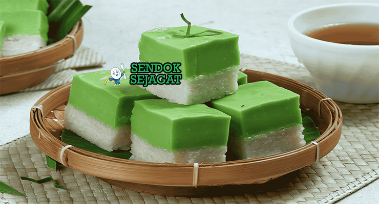 Malaysian Kuih Seri Muka dengan lapisan ketan dan custard pandan