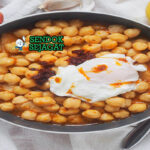 Tunisian Lablabi dengan kacang chickpea, telur, dan roti