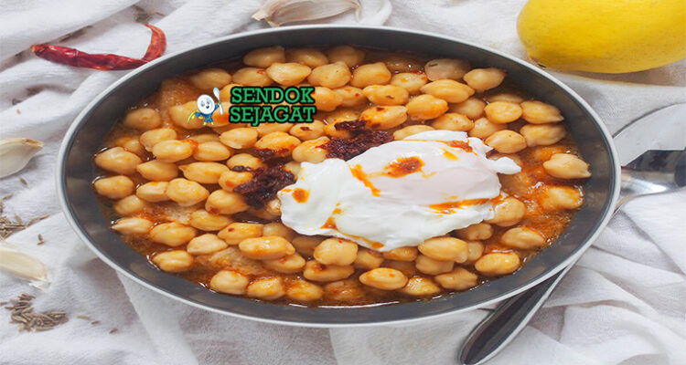 Tunisian Lablabi dengan kacang chickpea, telur, dan roti