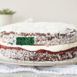 Australian Lamington Sponge Cake dengan lapisan cokelat dan kelapa