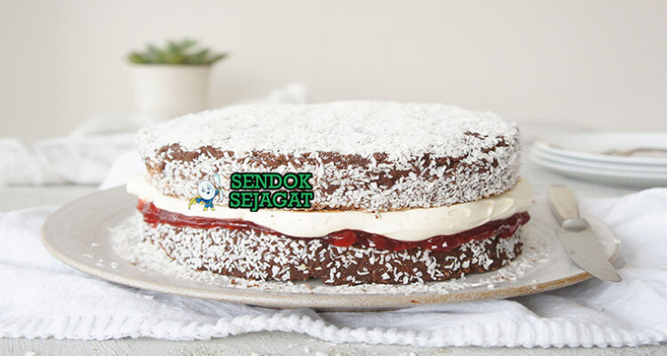 Australian Lamington Sponge Cake dengan lapisan cokelat dan kelapa