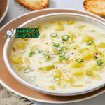 Leek and Potato Soup Inggris dengan daun chives dan roti crusty