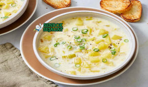 Leek and Potato Soup Inggris dengan daun chives dan roti crusty