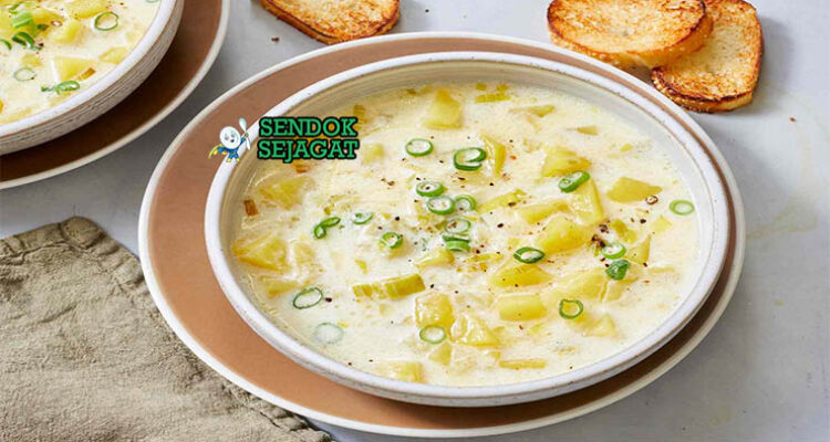 Leek and Potato Soup Inggris dengan daun chives dan roti crusty
