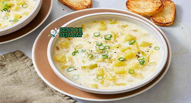 Leek and Potato Soup Inggris dengan daun chives dan roti crusty