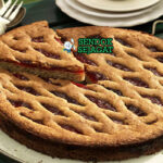 Austrian Linzer Torte dengan selai raspberry dan pola kisi-kisi