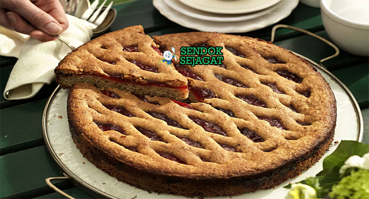 Austrian Linzer Torte dengan selai raspberry dan pola kisi-kisi