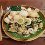 Lotek Yogyakarta dengan sayuran segar, saus kacang, dan lontong