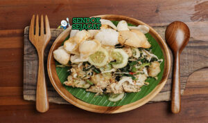 Lotek Yogyakarta dengan sayuran segar, saus kacang, dan lontong