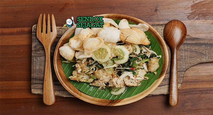 Lotek Yogyakarta dengan sayuran segar, saus kacang, dan lontong