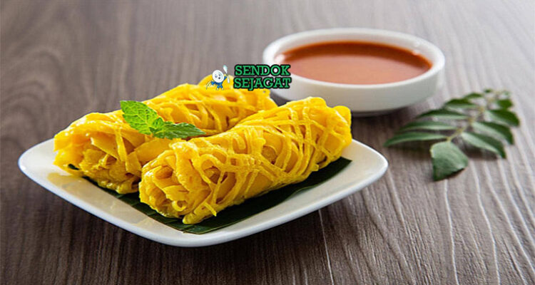 Malaysian Roti Jala dengan kari ayam dan acar timun