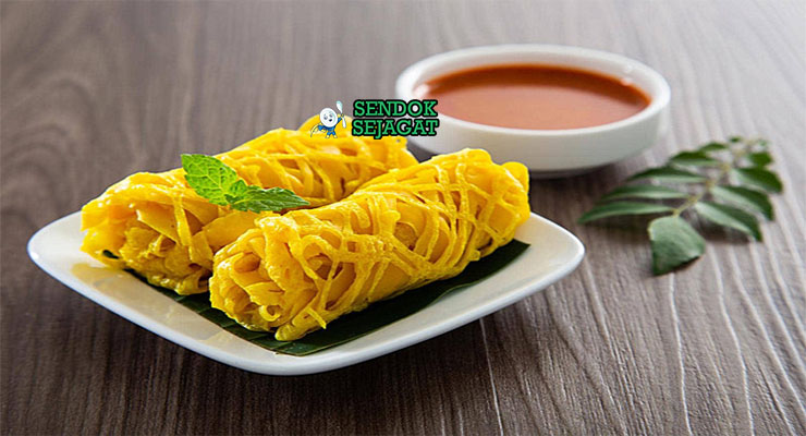 Malaysian Roti Jala dengan kari ayam dan acar timun