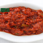 Matbucha Maroko dengan tomat dan paprika pedas