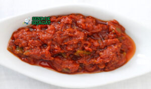 Matbucha Maroko dengan tomat dan paprika pedas