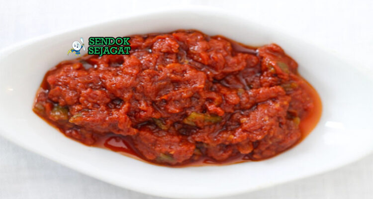 Matbucha Maroko dengan tomat dan paprika pedas