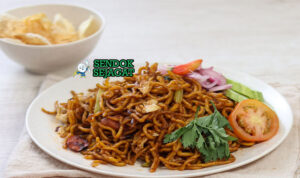 Mie Aceh Goreng dengan daging, seafood, dan sayuran