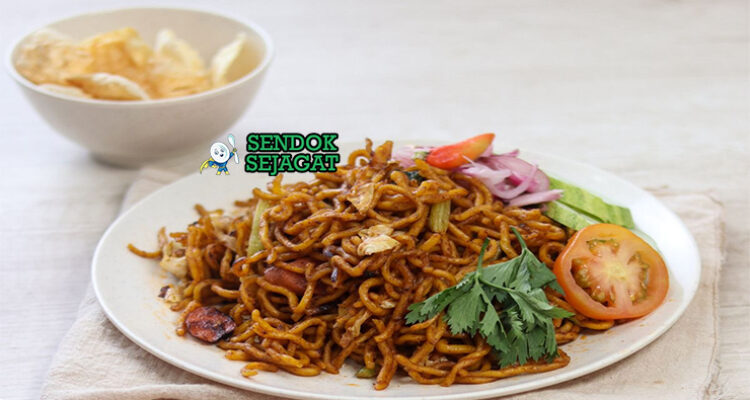Mie Aceh Goreng dengan daging, seafood, dan sayuran