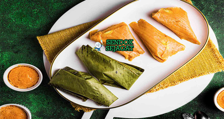 Moin Moin kukus dengan telur dan saus tomat