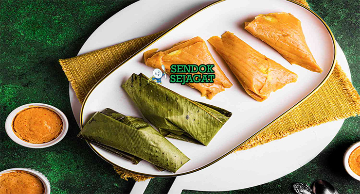 Moin Moin kukus dengan telur dan saus tomat