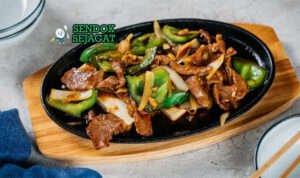 Mongolian Lamb dengan saus kecap dan nasi putih