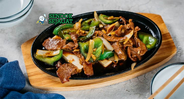 Mongolian Lamb dengan saus kecap dan nasi putih