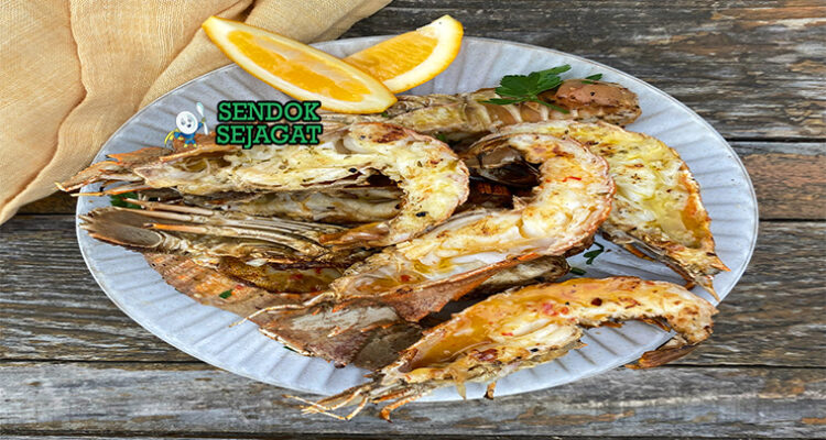 Moreton Bay Bug Panggang dengan mentega bawang putih dan lemon