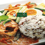 Malaysian Nasi Dagang dengan gulai ikan dan telur rebus