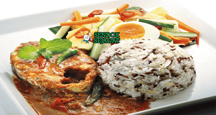 Malaysian Nasi Dagang dengan gulai ikan dan telur rebus
