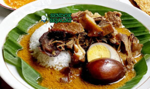 Nasi Gandul dengan daging sapi, kuah santan, dan telur rebus