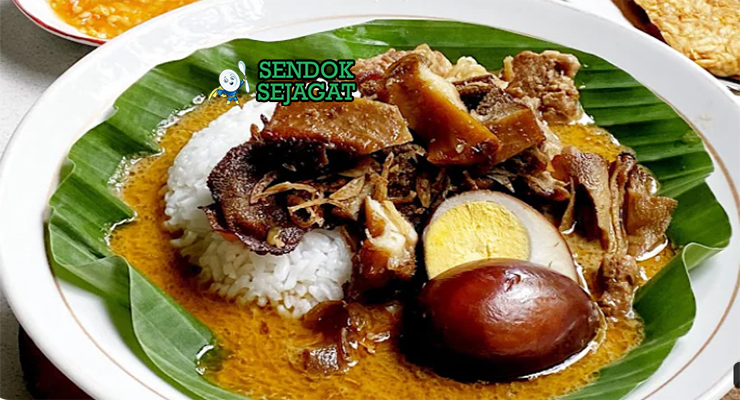 Nasi Gandul dengan daging sapi, kuah santan, dan telur rebus