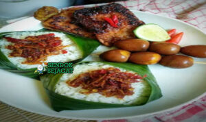 Nasi Kucing Jawa dengan sambal teri dan tempe orek dalam daun pisang
