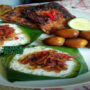 Nasi Kucing Jawa dengan sambal teri dan tempe orek dalam daun pisang